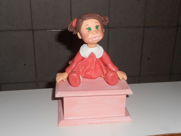 PORTA JOIAS COM BONECA
