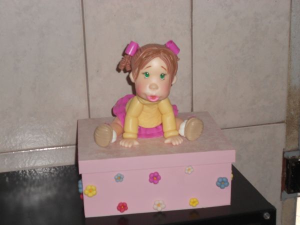 CAIXA GRANDE COM BONECA