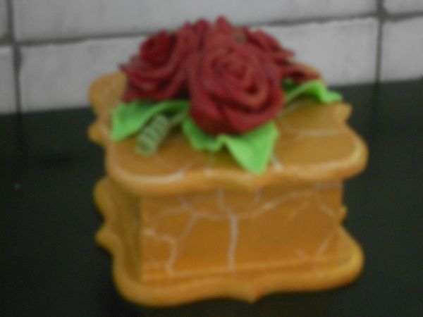 PORTA JOIAS COM ROSAS VERMELHAS