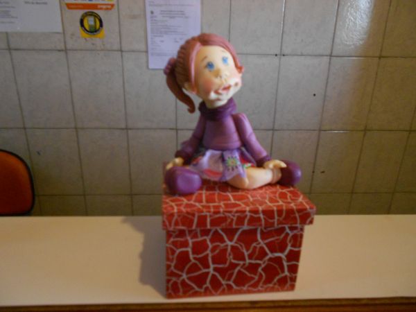 CAIXA VERMELHA COM BONECA MEDIA