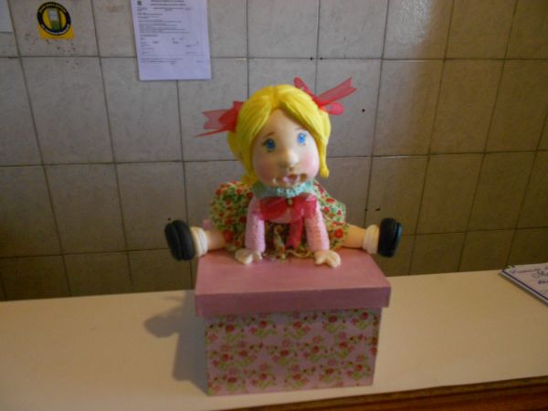 CAIXA COM BONECA MEDIA