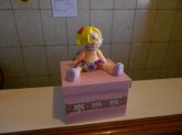 CAIXA COM BONECA ROSA